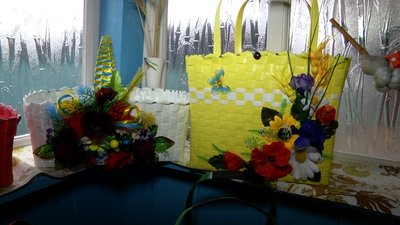 На Житомирщині Людмила Білоцька виготовляє кошики з пакувальної стрічки На Житомирщині Людмила Білоцька виготовляє кошики з пакувальної стрічки