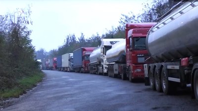 Блокування руху вантажівок перед ПП "Вишнє-Нємецьке — Ужгород". Що відомо