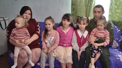 Нацгвардієць разом з дружиною та 5 доньками Нацгвардієць разом з дружиною та 5 доньками
