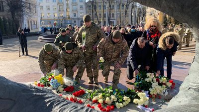 Покладанням квітів та молебнем у Вінниці вшанували пам’ять героїв Небесної сотні Покладанням квітів та молебнем у Вінниці вшанували пам’ять героїв Небесної сотні