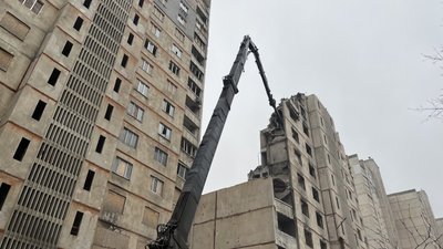 Єдиний в Україні екскаватор з 40-метровою стрілою демонтує 16-поверхівку в Харкові