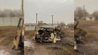 Спалена автівка, з якої дістали поранених військових Спалена автівка, з якої дістали поранених військових
