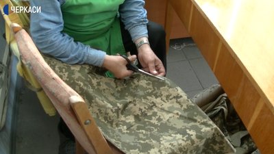 "Черкаські павучки" працюють над "весняними" сітками для військових