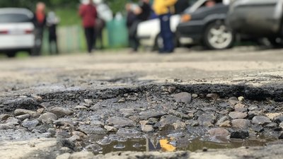 У Старому Мізуні на Прикарпатті перекрили дорогу. Чиновникам поставили умову У Старому Мізуні на Прикарпатті перекрили дорогу. Чиновникам поставили умову