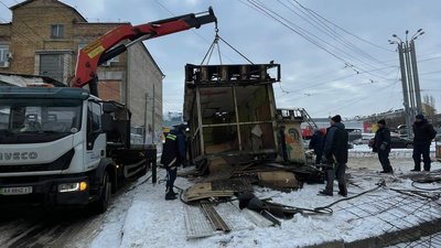 На вулиці Старовокзальній у Києві демонтують МАФи