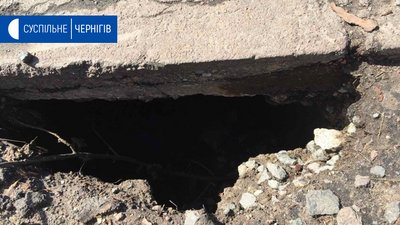 У Чернігові на перехресті Глібова і Красносільського стався провал на колекторі У Чернігові на перехресті Глібова і Красносільського стався провал на колекторі