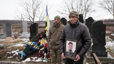 "Нам повернули тільки його берці". Історія сім'ї Довганських з Буковини, де на фронт пішли троє братів, один — загинув "Нам повернули тільки його берці". Історія сім'ї Довганських з Буковини, де на фронт пішли троє братів, один — загинув