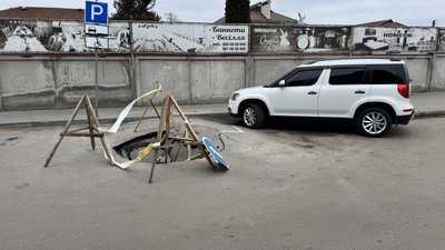 У Полтаві утворилась 1,5-метрова яма на місці для парковки для людей з інвалідністю У Полтаві утворилась 1,5-метрова яма на місці для парковки для людей з інвалідністю