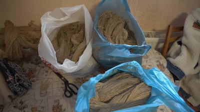 "Війна торкнулася нас дуже близько": кікімори для снайперів плете багатодітна родина з Вінниччини "Війна торкнулася нас дуже близько": кікімори для снайперів плете багатодітна родина з Вінниччини
