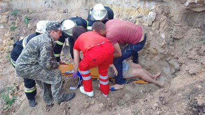 На Кіровоградщині жінку присипало піском