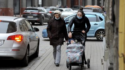 Жінки на вулиці у Львові Жінки на вулиці у Львові