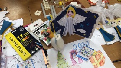 Херсонські школярі підготували різдвяні листівки захисникам України Херсонські школярі підготували різдвяні листівки захисникам України