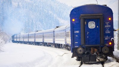 Через масовані обстріли та обледеніння контактної мережі затримуються потяги