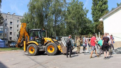 "Працюємо і будемо працювати". Директорка сумського училища розповіла, як працюватиме заклад після російського обстрілу "Працюємо і будемо працювати". Директорка сумського училища розповіла, як працюватиме заклад після російського обстрілу