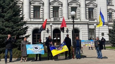 У Дніпрі пікетують облраду у відповідь на заяву посадовця про те, що "в Україні немає війни"