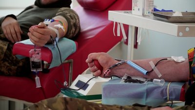 "Це наш обов'язок як побратимів": у Чернігові військові здали кров для потреб лікарень "Це наш обов'язок як побратимів": у Чернігові військові здали кров для потреб лікарень