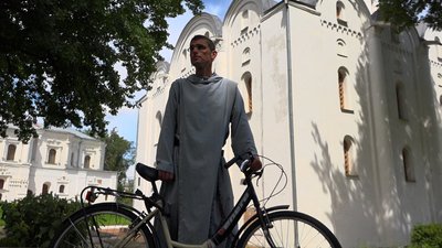 У Чернігові монах з Нідерландів допомагає розбирати завали будинків У Чернігові монах з Нідерландів допомагає розбирати завали будинків