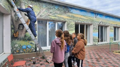 Учні Дмитрівської школи спостерігають за роботою художника Учні Дмитрівської школи спостерігають за роботою художника