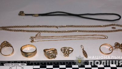 В Одесі затримали 70-річну жінку за підозрою у крадіжці грошей та золотих прикрас переселенки В Одесі затримали 70-річну жінку за підозрою у крадіжці грошей та золотих прикрас переселенки