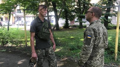 Після поранення служить у військкоматі на Житомирщині – старший солдат Дмитро з позивним "Рак" Після поранення служить у військкоматі на Житомирщині – старший солдат Дмитро з позивним "Рак"
