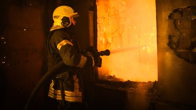 Масована атака БпЛА на Одеський район: пошкоджено ліцей і склади енергокомпанії, двоє травмованих Масована атака БпЛА на Одеський район: пошкоджено ліцей і склади енергокомпанії, двоє травмованих