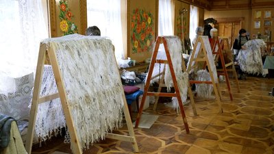 Не вистачає рук: вінницькі волонтерки плетуть маскувальні сітки та кікімори для оборонців Не вистачає рук: вінницькі волонтерки плетуть маскувальні сітки та кікімори для оборонців