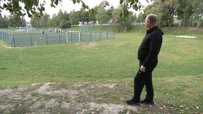 У Рівному пошкодили огорожу спортмайданчика. Скільки коштуватиме ремонт