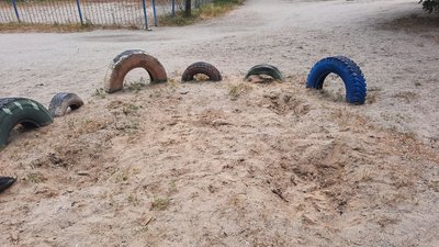 У Миколаєві демонтують та ремонтують дитячі майданчики, пошкоджені обстрілами РФ У Миколаєві демонтують та ремонтують дитячі майданчики, пошкоджені обстрілами РФ