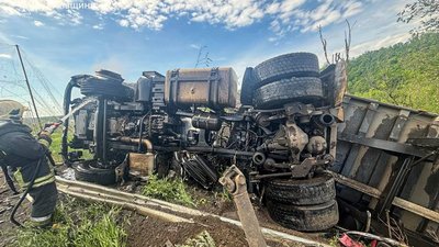 Вантажівка загорілася внаслідок влучання FPV-дрона на кільцевій дорозі у Харкові