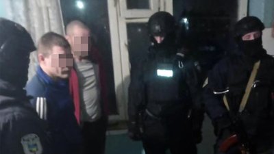 Пограбував двох жінок у під'їзді: у Житомирі затримали підозрюваного