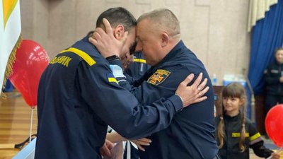 У залі пожежної частини в Одесі зареєстрували шлюб У залі пожежної частини в Одесі зареєстрували шлюб
