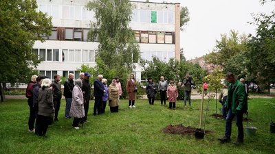 У дворі біля школи посадили клен та сакуру в пам'ять про подружжя Ткаченків, яке загинуло у Чернігові під обстрілом У дворі біля школи посадили клен та сакуру в пам'ять про подружжя Ткаченків, яке загинуло у Чернігові під обстрілом