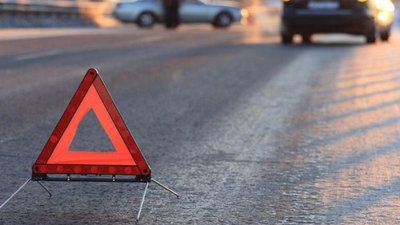 Біля Чернігова зіштовхнулись два легковики: троє травмованих
