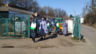 Луцькі комунальнин дезинфікують під'їзди