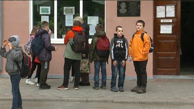 Сумські школярі повернулись до навчання "наживо" за шкільними партами Сумські школярі повернулись до навчання "наживо" за шкільними партами