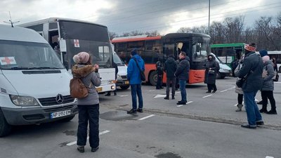 До обласного центру прибула колона з людьми, евакуйованими "зеленим коридором" Енергодар–Запоріжжя