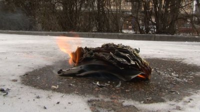 На знак протесту: у Черкасах жінка спалила свій російський паспорт На знак протесту: у Черкасах жінка спалила свій російський паспорт