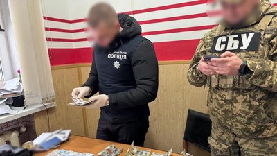 Вимагав 2500 доларів США за довідку: на Вінниччині затримали працівника медичної служби Вимагав 2500 доларів США за довідку: на Вінниччині затримали працівника медичної служби