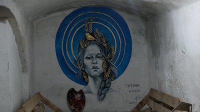 Художниця з Києва розмальовує стіни бомбосховища в Чернівцях Художниця з Києва розмальовує стіни бомбосховища в Чернівцях