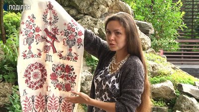 Одна з найстаріших речей в колекції – це рушник, якому більше пів століття. Фото: Суспільне Поділля Одна з найстаріших речей в колекції – це рушник, якому більше пів століття. Фото: Суспільне Поділля