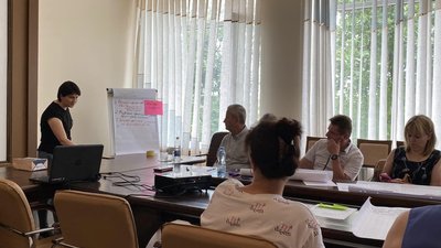 Регіональна координаторка проєкту Любов Ропало працює з представниками Катеринопільської громади