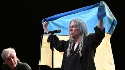 Патті Сміт виступила з українським прапором на концерті у Празі Патті Сміт виступила з українським прапором на концерті у Празі
