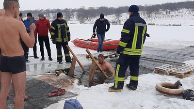 У прифронтовій Попасній українські військові пірнали в ополонку У прифронтовій Попасній українські військові пірнали в ополонку
