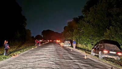 Зустрічали на колінах. На Тернопільщину привезли тіло загиблого військовослужбовця