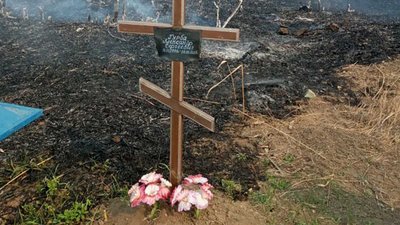 На Донеччині через спалювання трави загорілось кладовище
