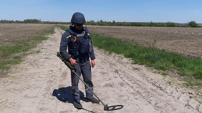 Дев'ять прикарпатських піротехніків допомагають розміновувати деокуповані території на Миколаївщині Дев'ять прикарпатських піротехніків допомагають розміновувати деокуповані території на Миколаївщині