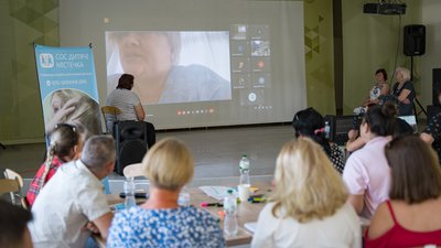 "У нас у домі війна і наші діти страждають". На Дніпропетровщині проводять конференцію на тему захисту дітей-сиріт