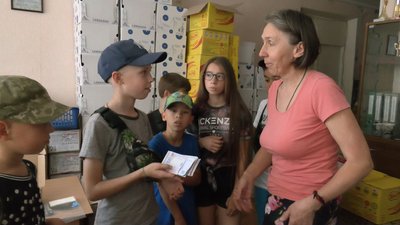 У Луцьку діти продають лимонад, щоб допомогти волонтерам робити сухпайки У Луцьку діти продають лимонад, щоб допомогти волонтерам робити сухпайки