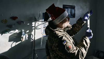 Лікар у шапці Санти, Донецька область, 19 грудня — онлайн 301 дня війни