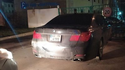 У Львові водій збив патрульного, пошкодив службове авто і втік